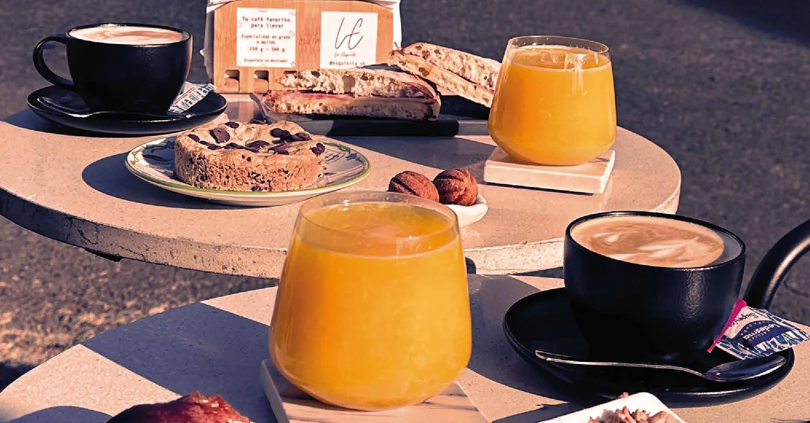 Brunch en la vereda: cafés, exprimidos de naranja y pastelería