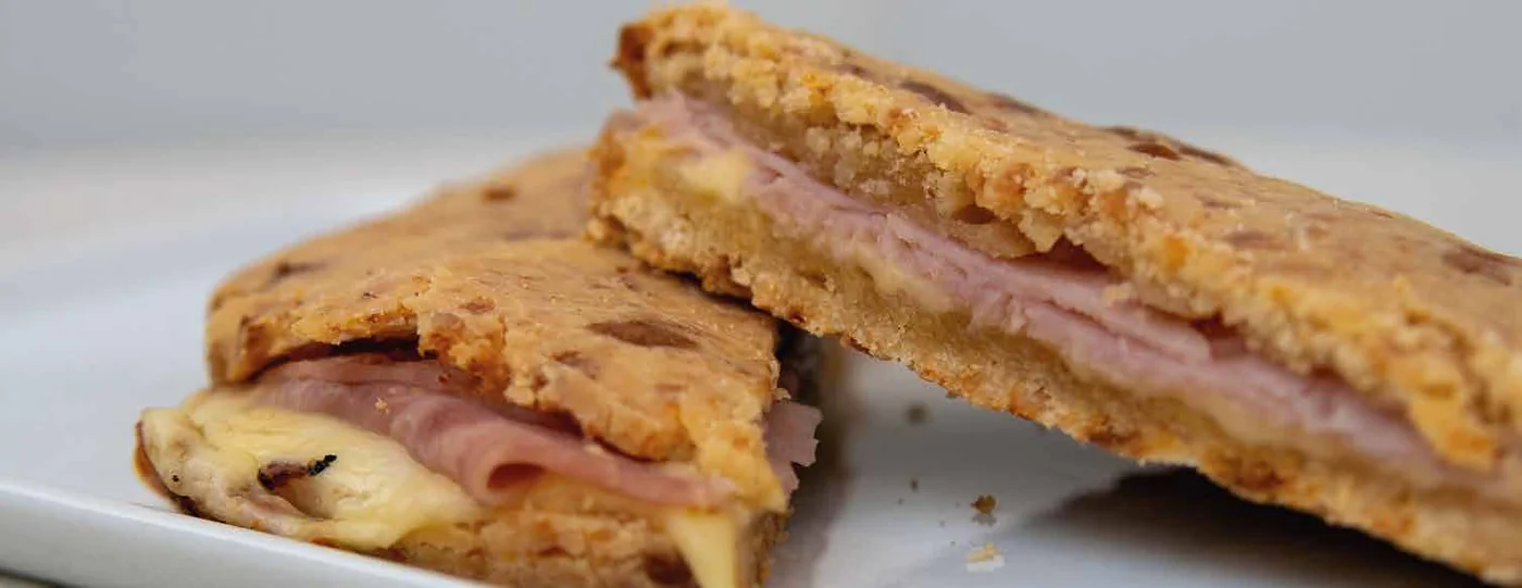 Tostado de chipá de jamón y queso
